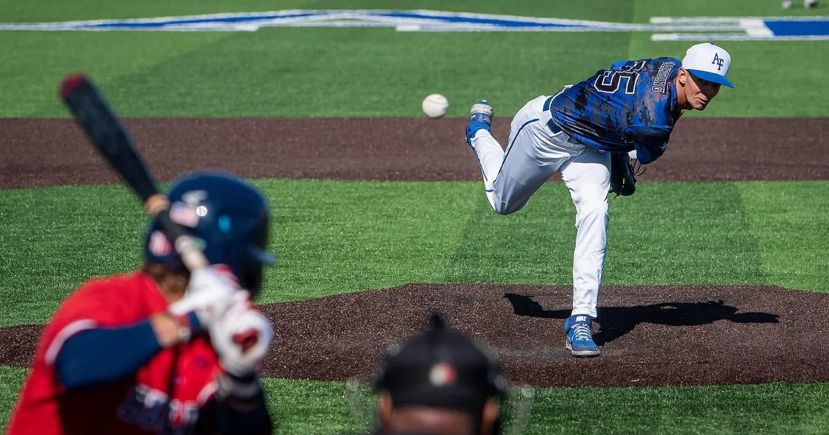 Lanzador y bateador durante un juego de béisbol