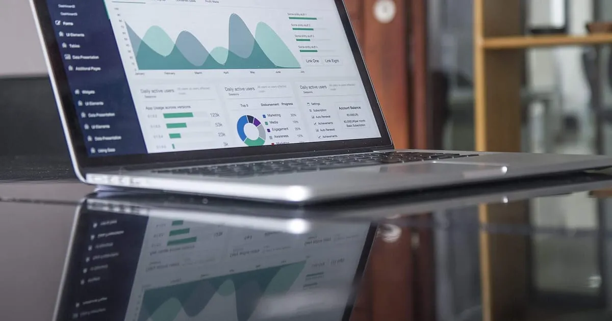 Computadora portátil con gráficas y estadísticas