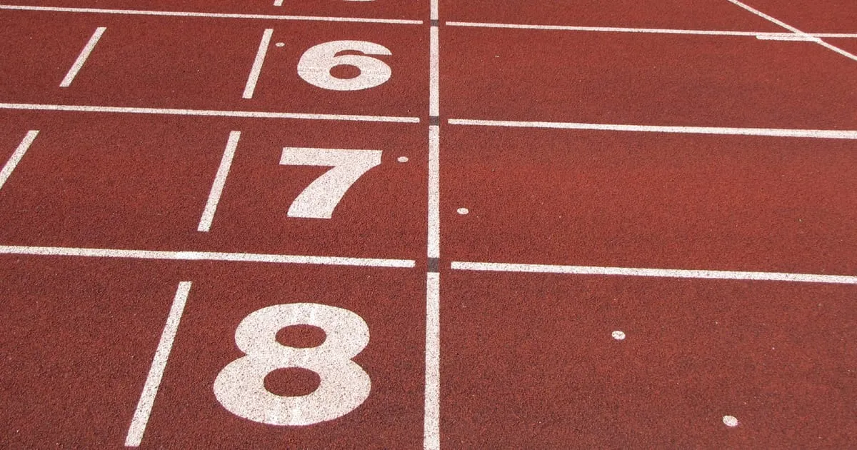 Carriles numerados de una pista de atletismo