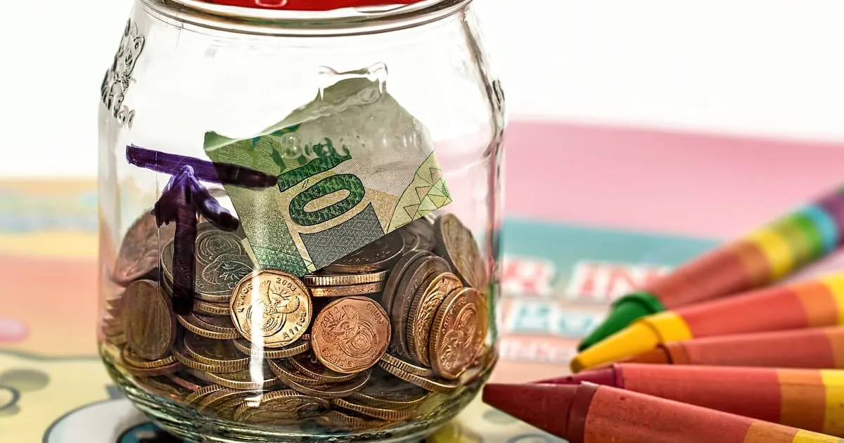 Frasco de ahorro con monedas y billetes