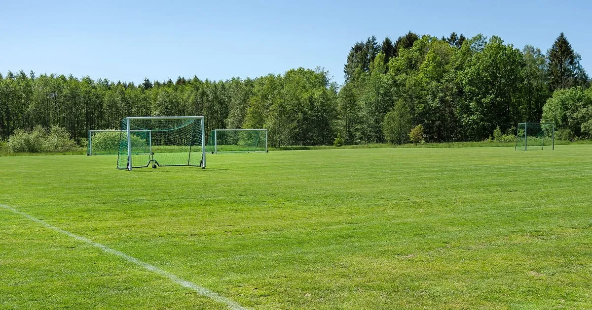 Cancha de fútbol vacía con una portería al fondo