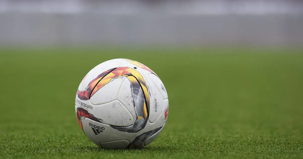 Balón de fútbol sobre el césped