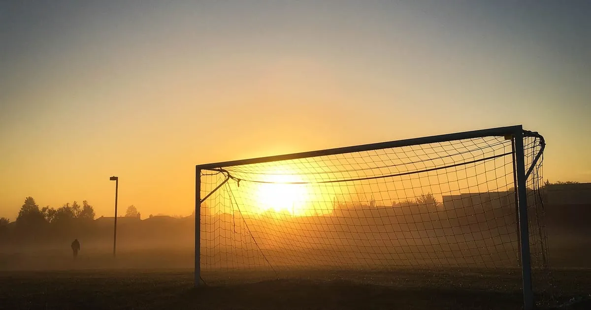 Portería de fútbol al atardecer