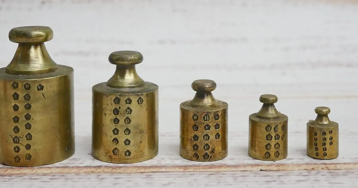Pesas de balanza de distintos tamaños en fila